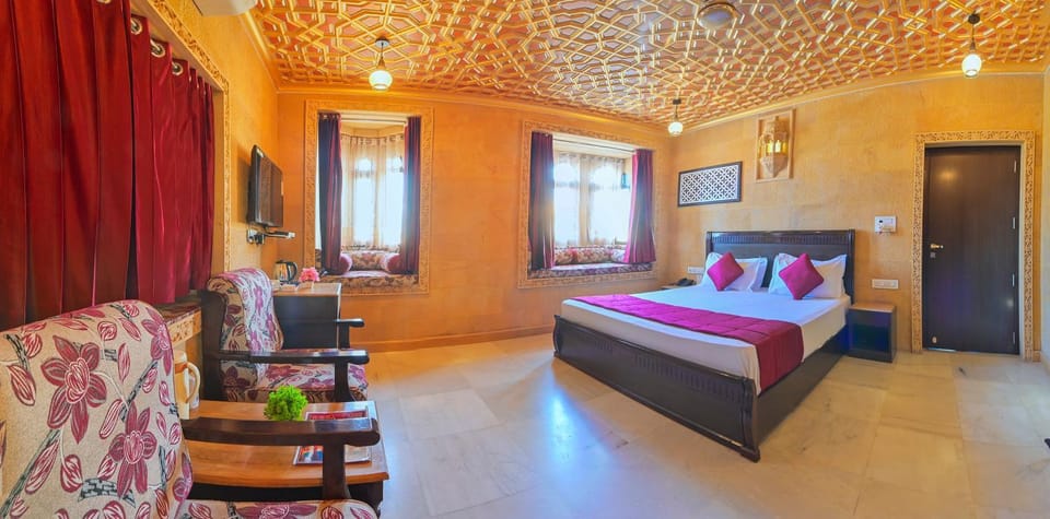 Communal lounge/ TV room, Bed, TV and multimedia, Living room, Photo of the whole room, Seating area, Bedroom, wardrobe