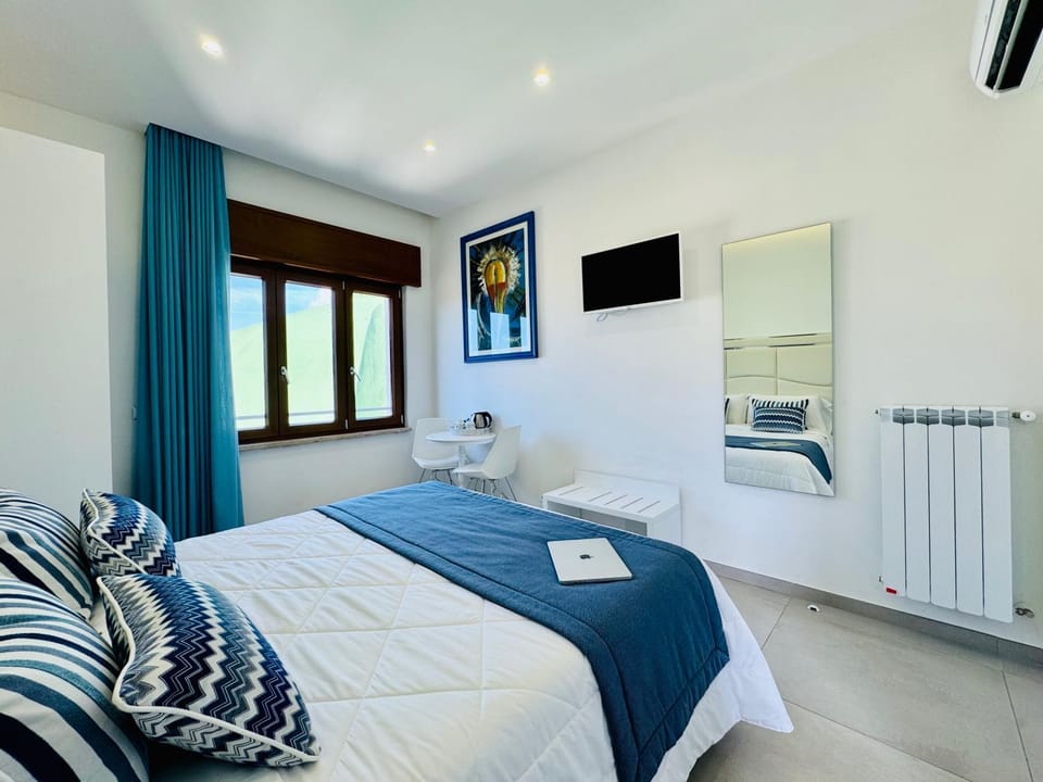 Bed, TV and multimedia, Photo of the whole room, Bedroom, air conditioner