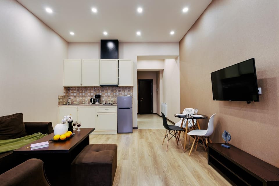 TV and multimedia, Kitchen or kitchenette, Living room, Seating area, Dining area, stove