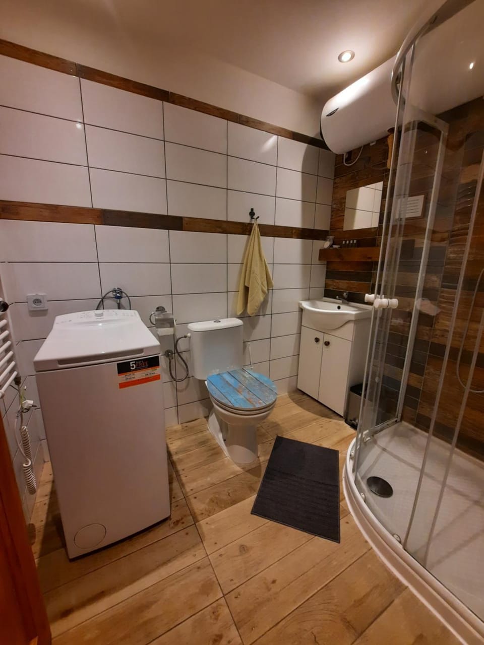 Shower, Toilet, Bathroom, towels, washing machine