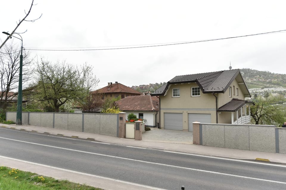 Property building, Neighbourhood, On site