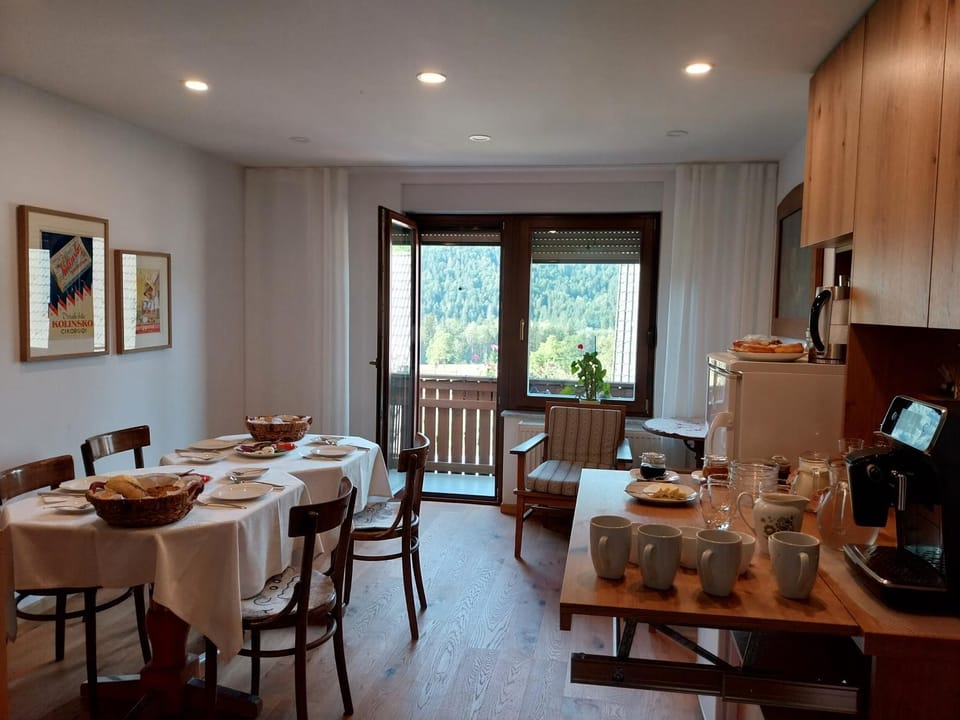 Restaurant/places to eat, Breakfast, Continental breakfast