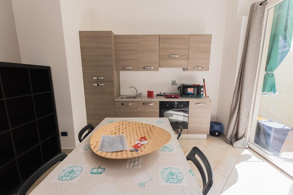 Kitchen or kitchenette, Dining area, stove