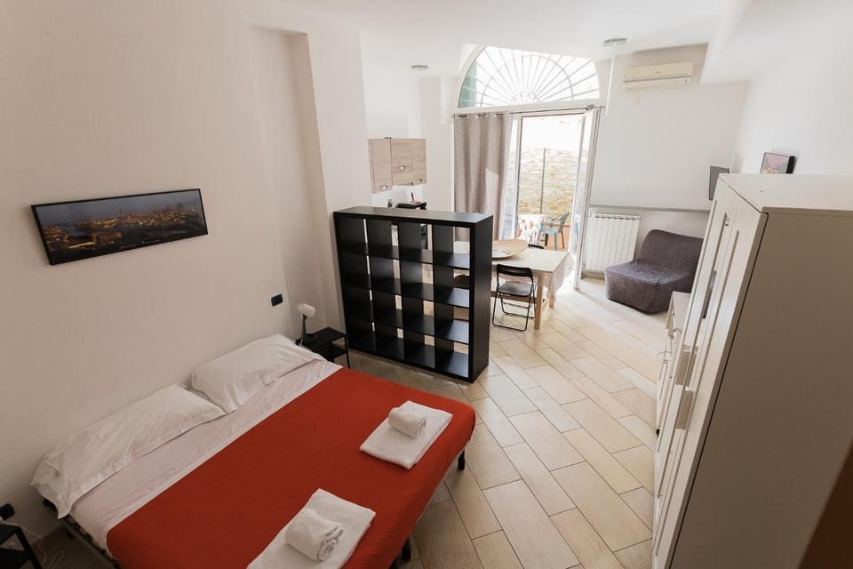 TV and multimedia, Living room, Photo of the whole room, Bedroom, air conditioner