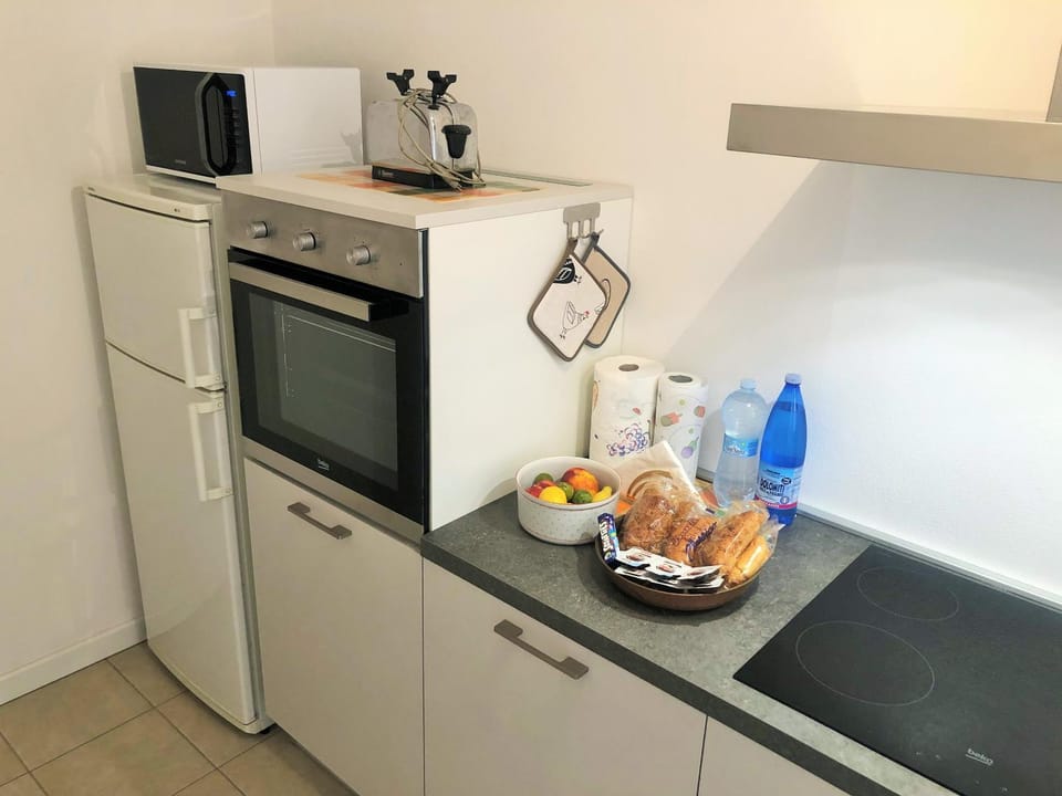 Kitchen or kitchenette, minibar