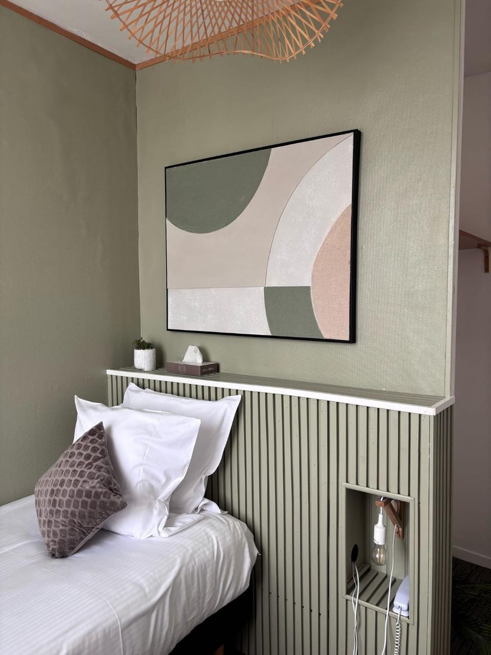 Photo of the whole room, Bedroom