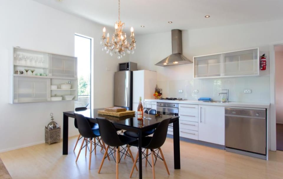 Kitchen or kitchenette, Dining area