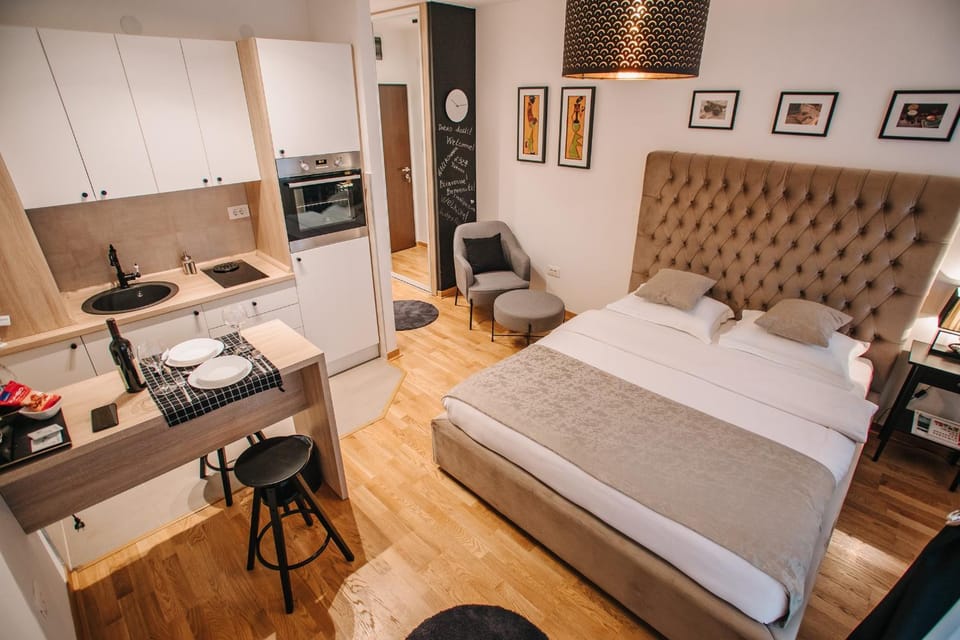 Bed, Photo of the whole room, Decorative detail, Dining area
