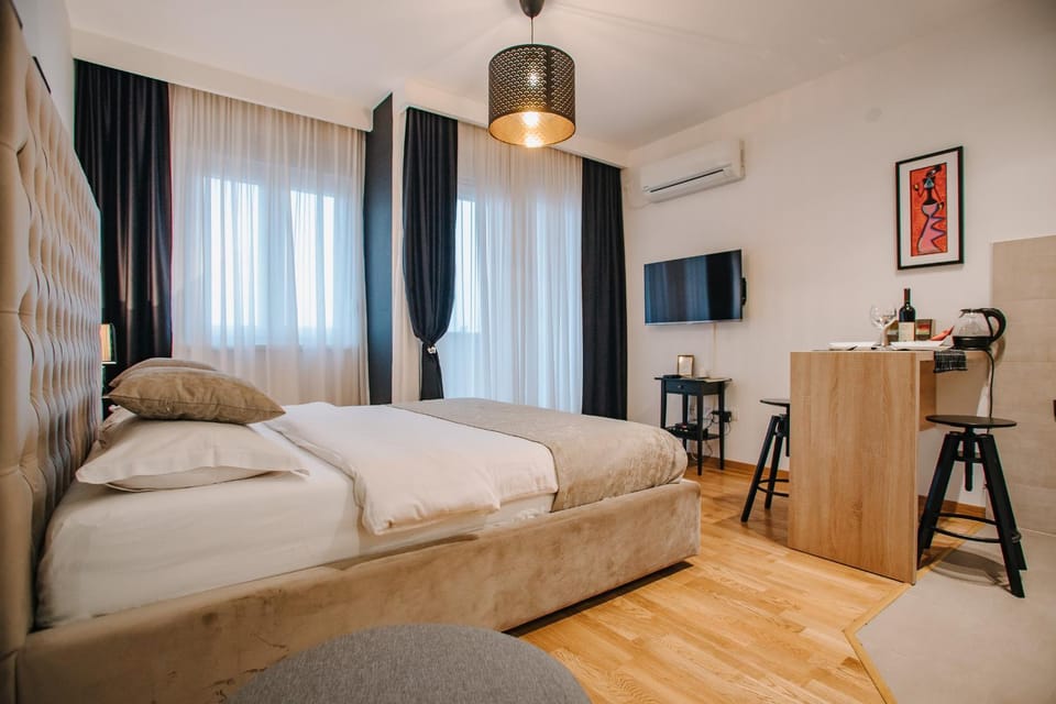 Bed, TV and multimedia, Photo of the whole room