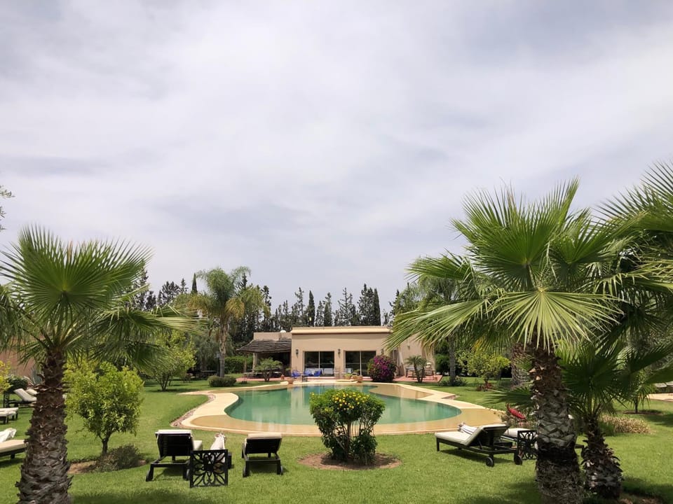 Property building, Restaurant/places to eat, Garden