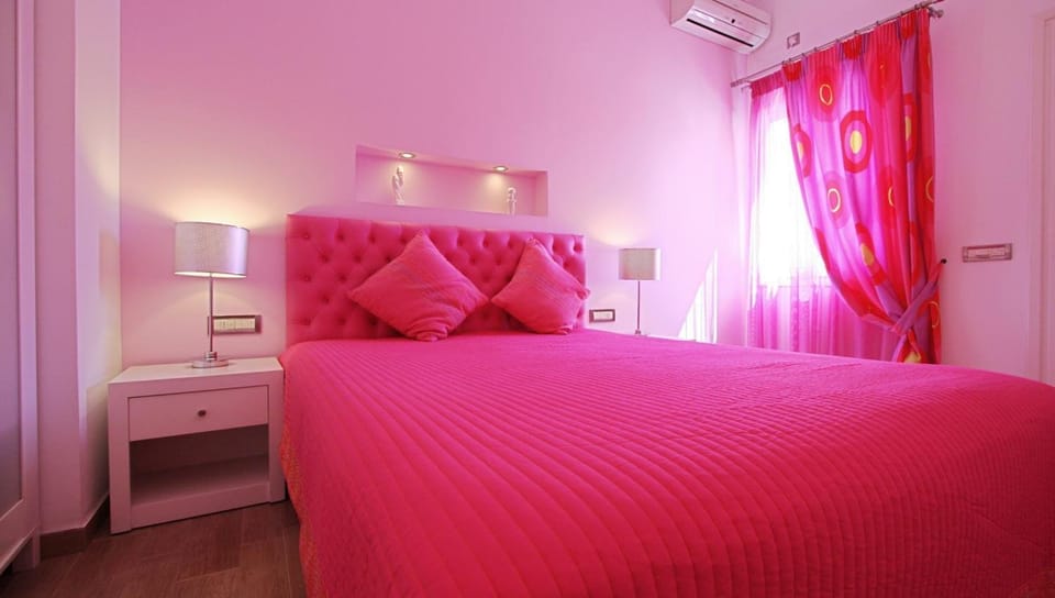 Shower, Toilet, Bed, Bed, Day, Property logo or sign, Bathroom, TV and multimedia, Coffee/tea facilities, Balcony/Terrace, Bedroom, Sea view