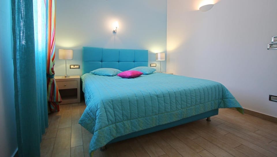 Shower, Bed, Bed, Property logo or sign, Bathroom, TV and multimedia, Coffee/tea facilities, Balcony/Terrace, Bedroom, Sea view