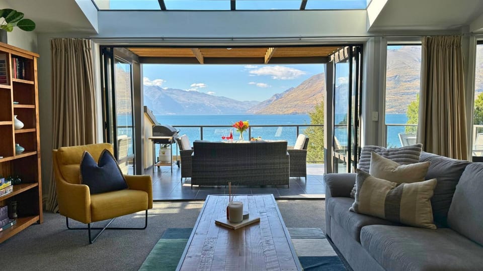 Lakefront Luxury 912 The Beacon 3 Bedroom Apartment in Queenstown