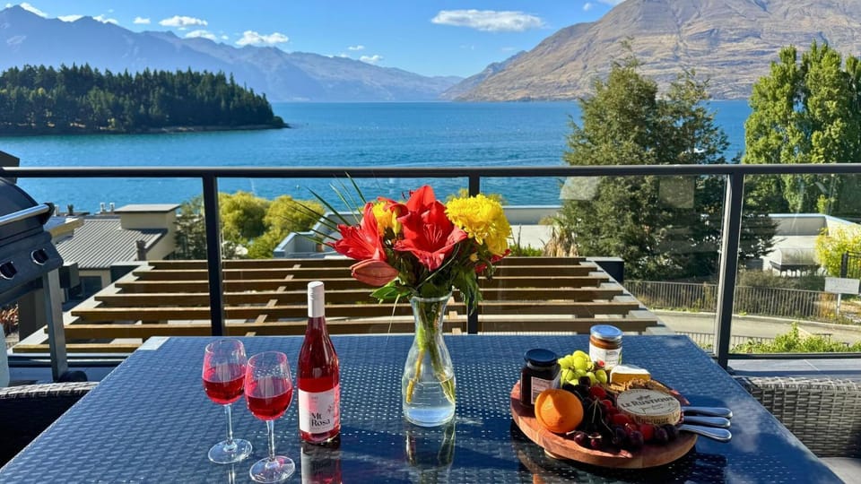 Lakefront Luxury 912 The Beacon 3 Bedroom Apartment in Queenstown