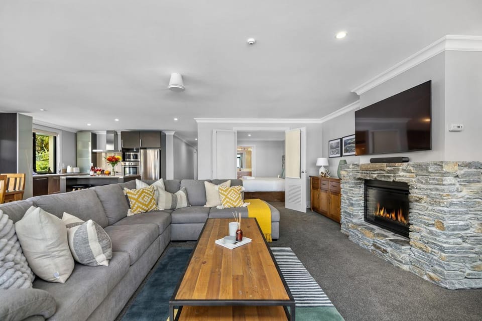 Lakefront Luxury 912 The Beacon 3 Bedroom Apartment in Queenstown
