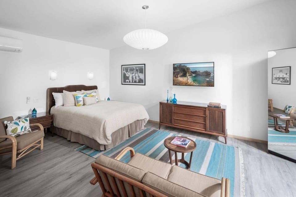 Mid-Mod Retro Private Studio & Pool Apartment in Long Beach