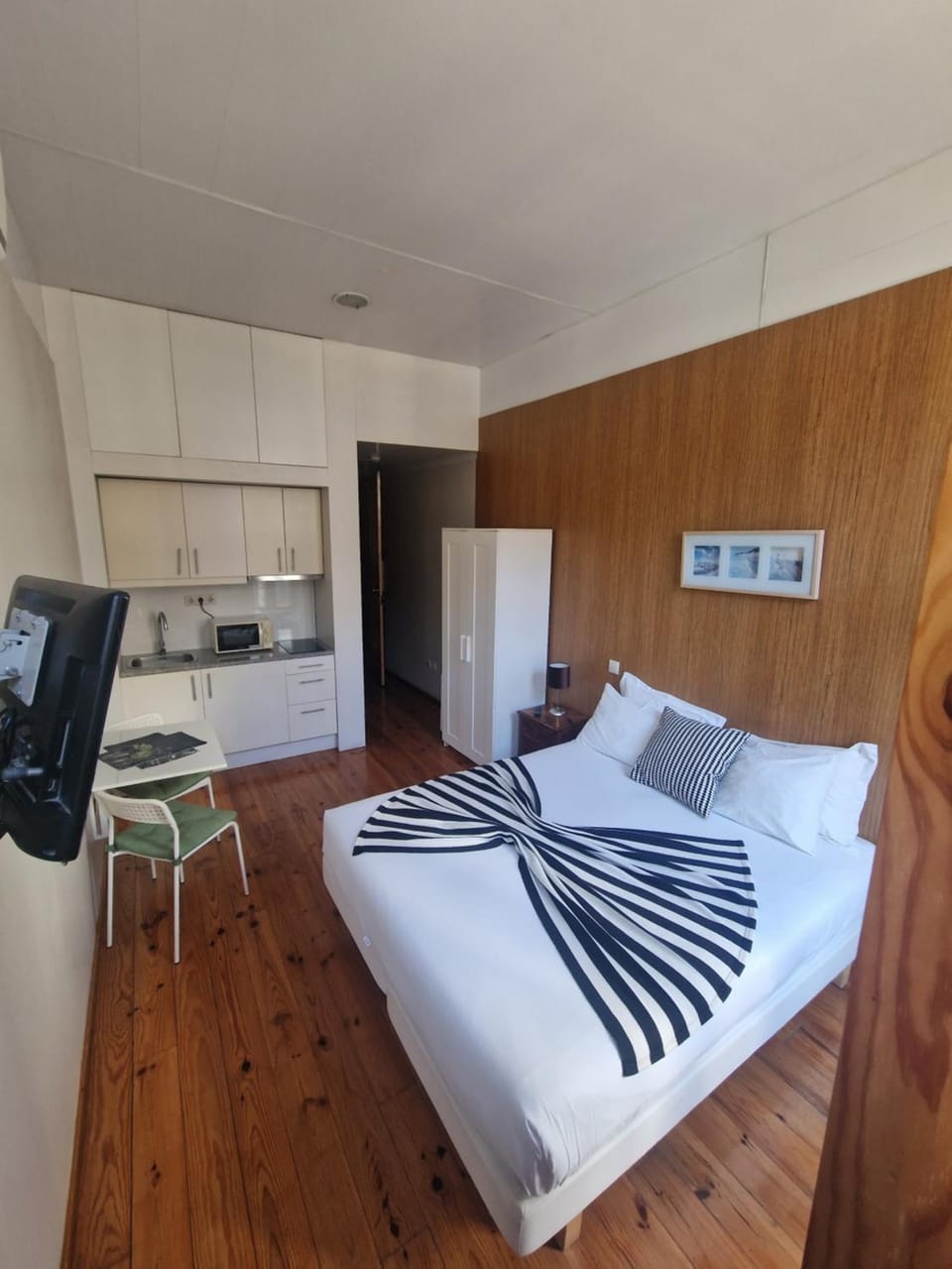 Bed, TV and multimedia, Kitchen or kitchenette, Bedroom, stove, wardrobe