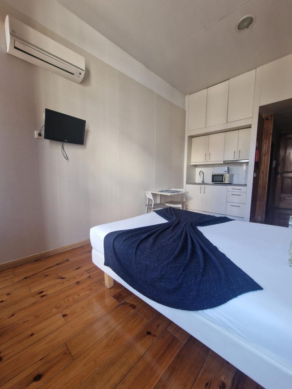 Bed, TV and multimedia, Kitchen or kitchenette, Bedroom, air conditioner