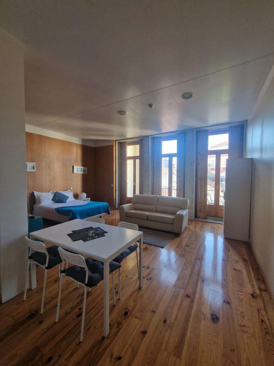 Bed, Seating area, Dining area, Bedroom