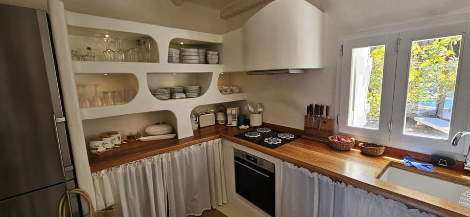 Coffee/tea facilities, Kitchen or kitchenette, dishwasher, stove, toaster