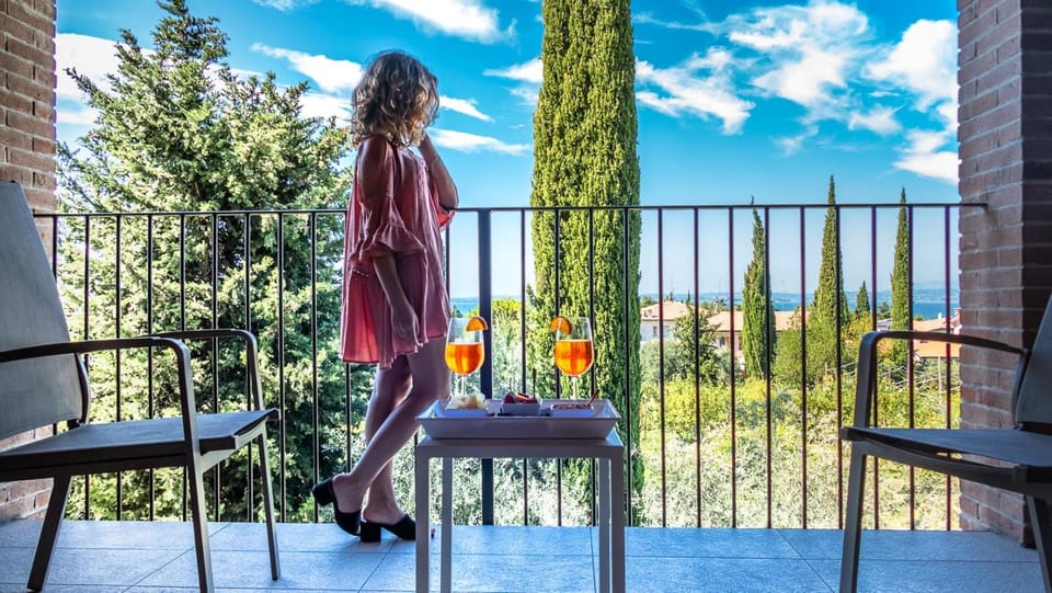 People, Balcony/Terrace, Lake view