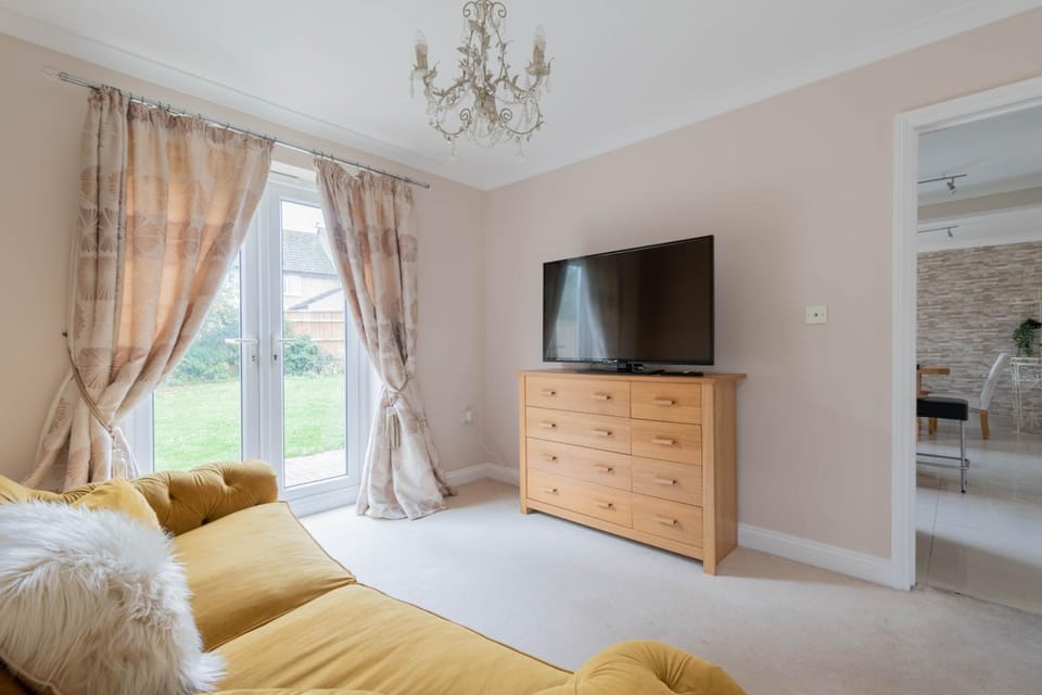 Thorn House a beautiful large house in Witney House in West Oxfordshire District