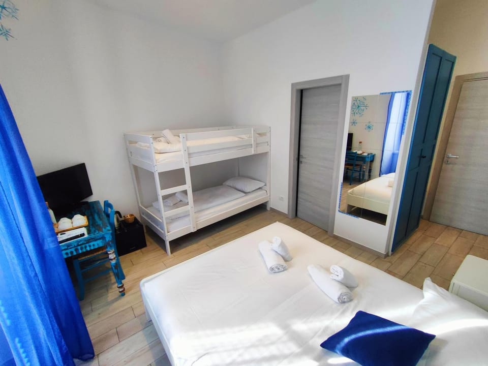 Bed, Photo of the whole room, Bedroom, bunk bed