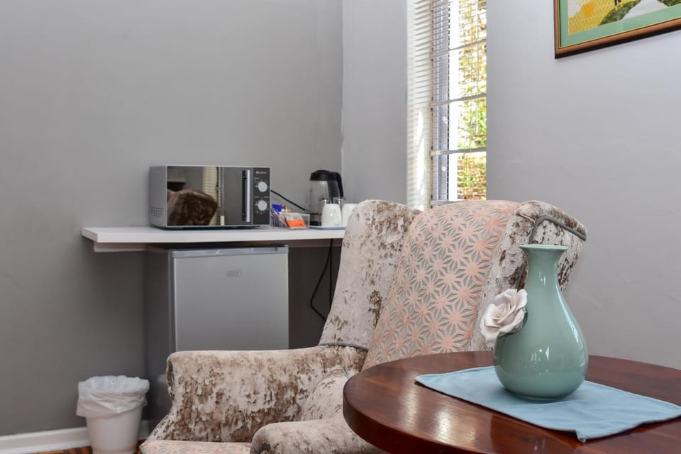 Coffee/tea facilities, Kitchen or kitchenette, Living room, hair dresser