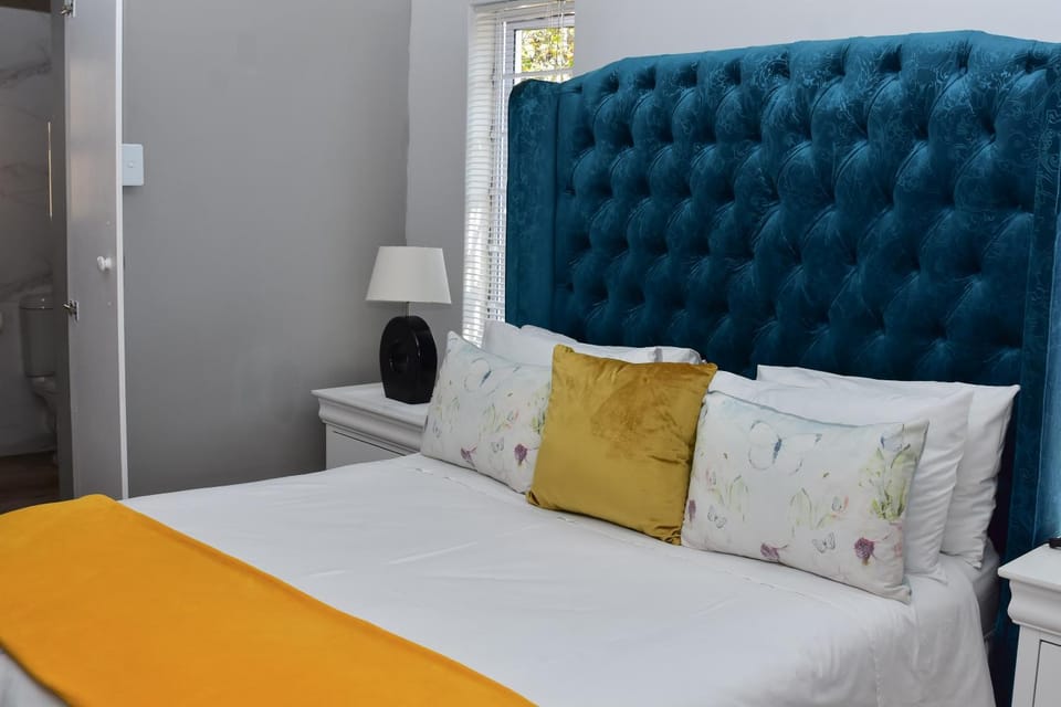 Living room, Seating area, Bedroom