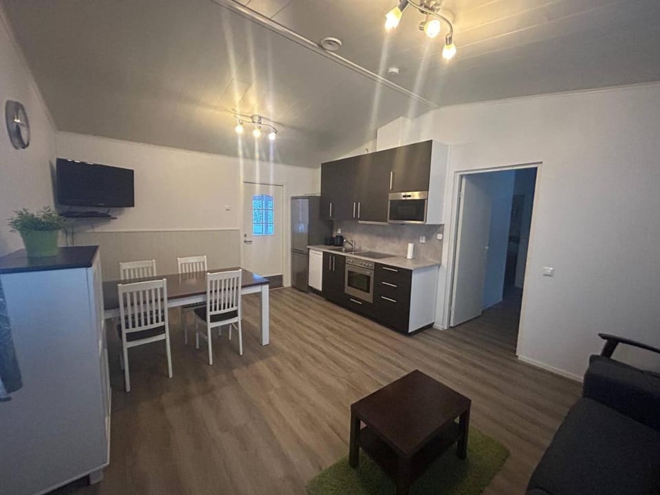 TV and multimedia, Kitchen or kitchenette, Dining area, oven, stove