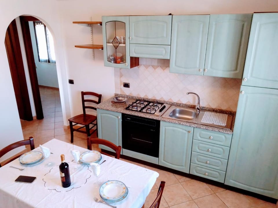Kitchen or kitchenette, Dining area, stove