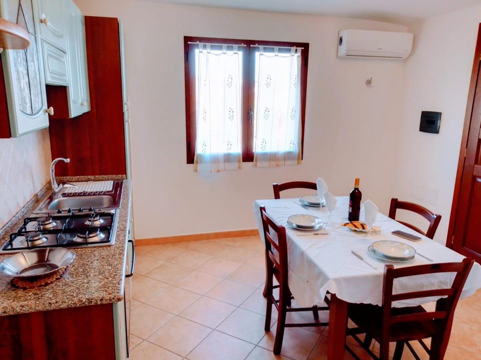 Kitchen or kitchenette, Dining area, stove, air conditioner