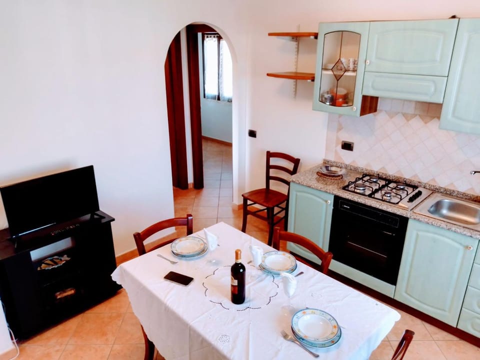 Kitchen or kitchenette, Dining area, stove
