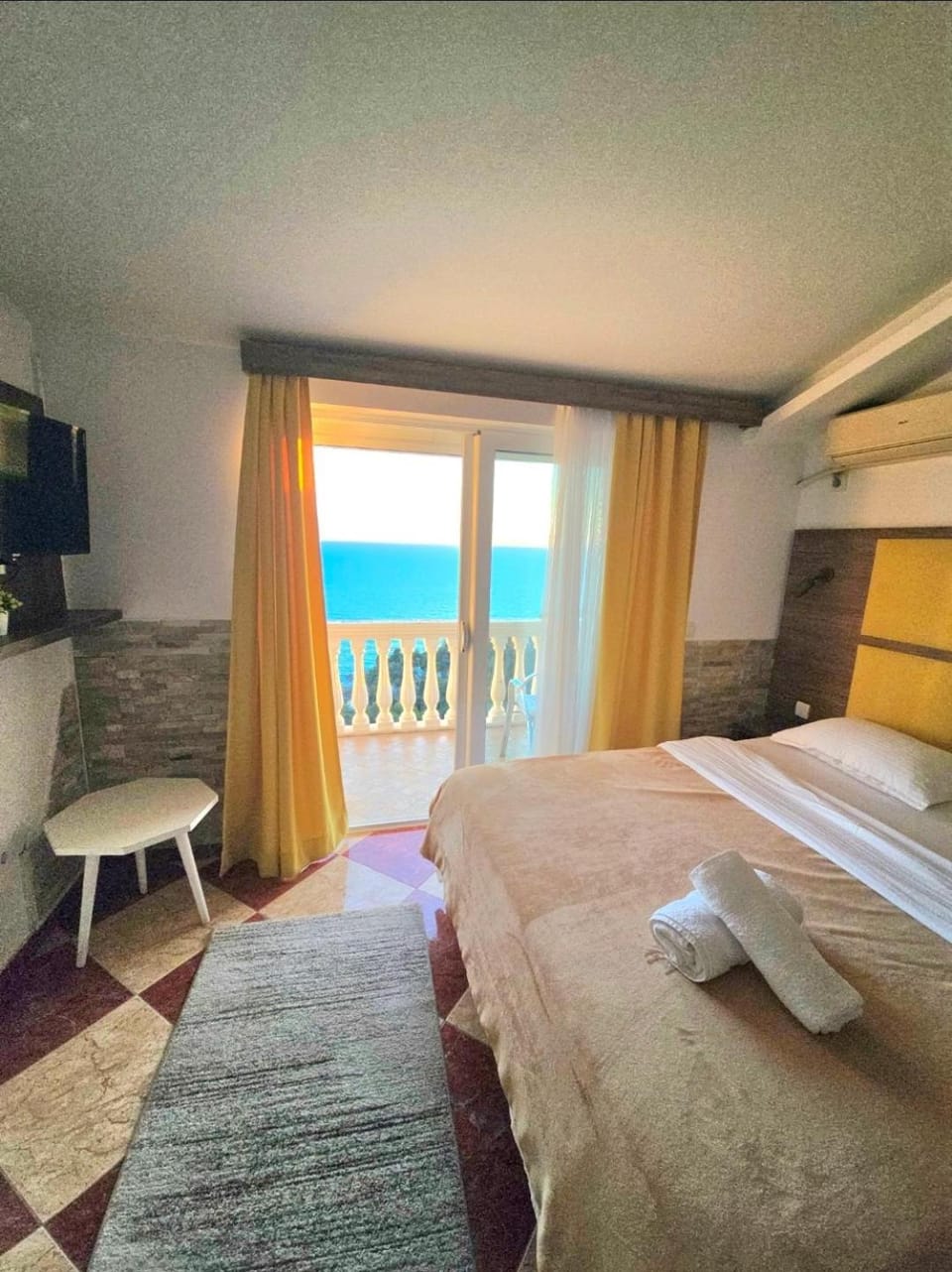 Communal lounge/ TV room, Natural landscape, TV and multimedia, View (from property/room), Balcony/Terrace, Bedroom, towels