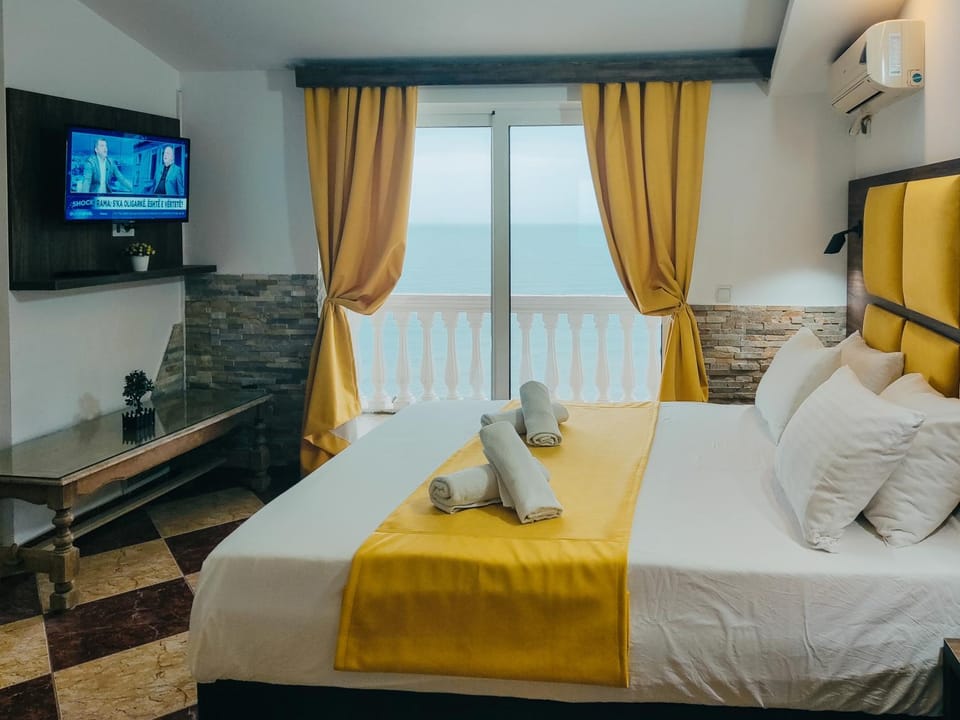 Bed, Natural landscape, TV and multimedia, Photo of the whole room, Bedroom, Sea view, towels