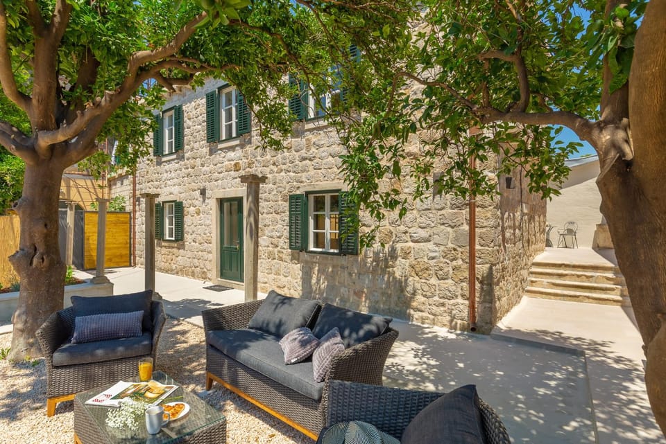 Patio, Facade/entrance