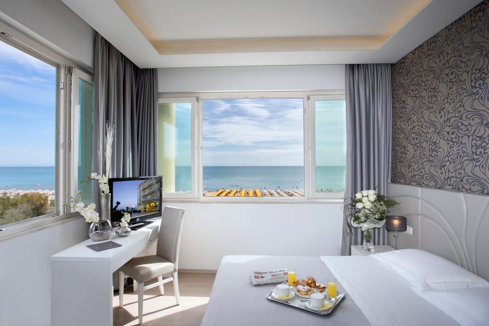 Photo of the whole room, Bedroom, Sea view