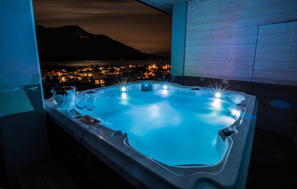 Hot Tub, Spa and wellness centre/facilities, City view, Lake view