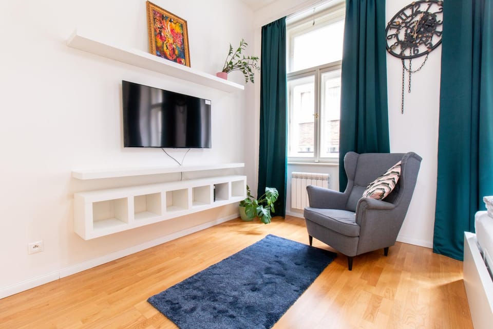 Communal lounge/ TV room, TV and multimedia, Living room, Seating area, Evening entertainment