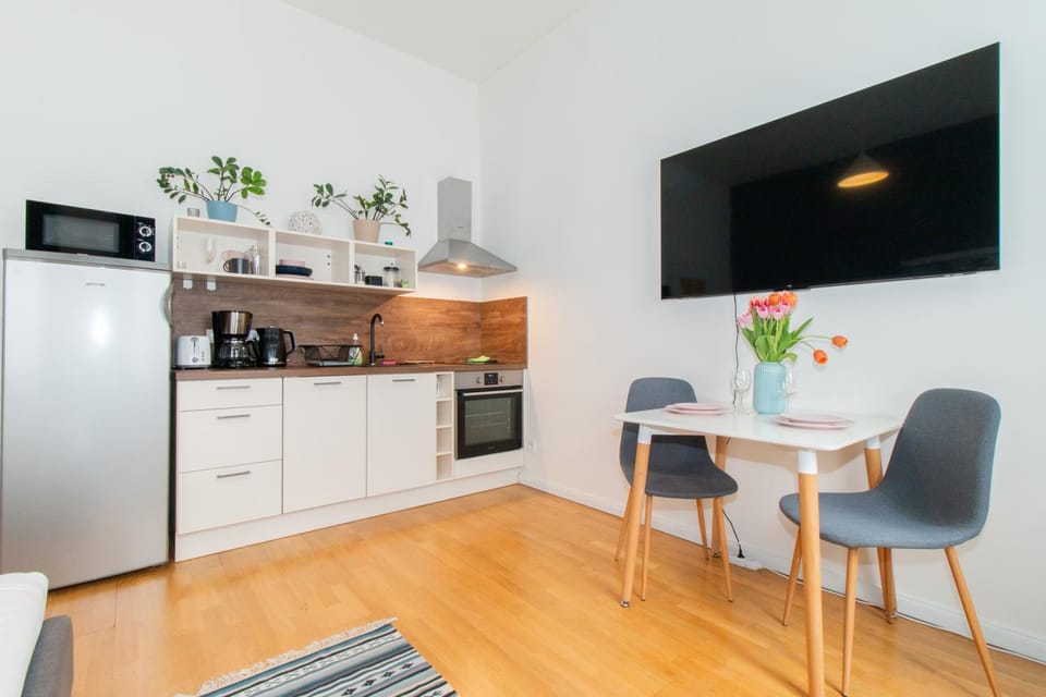 TV and multimedia, Coffee/tea facilities, Kitchen or kitchenette, Dining area, oven, stove