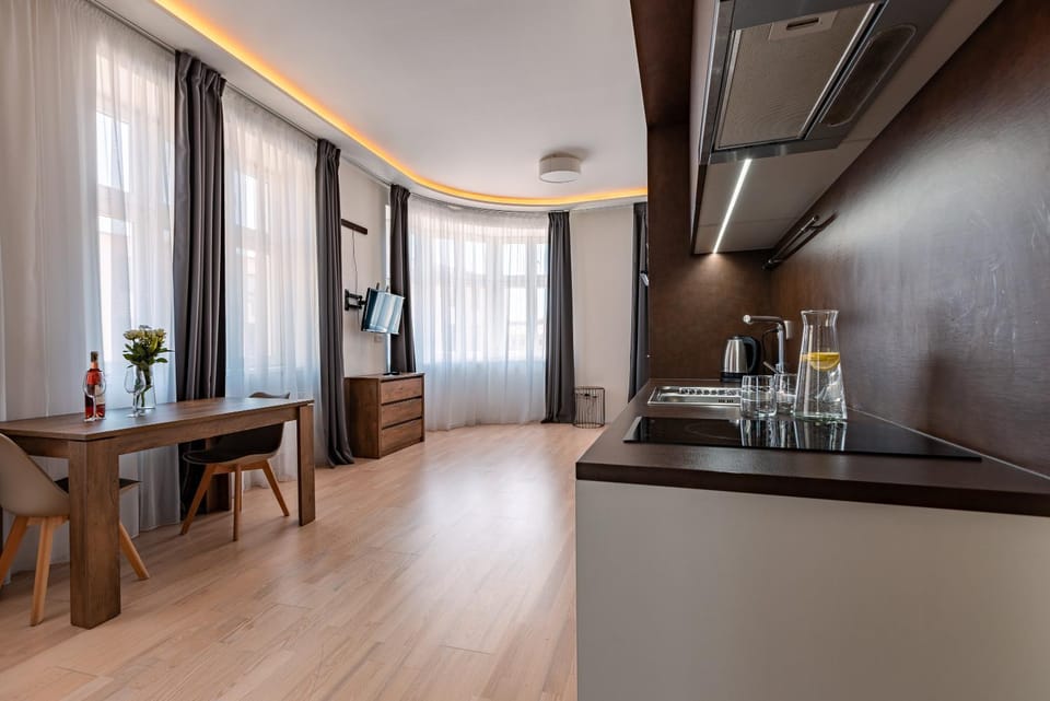 Kitchen or kitchenette, Dining area