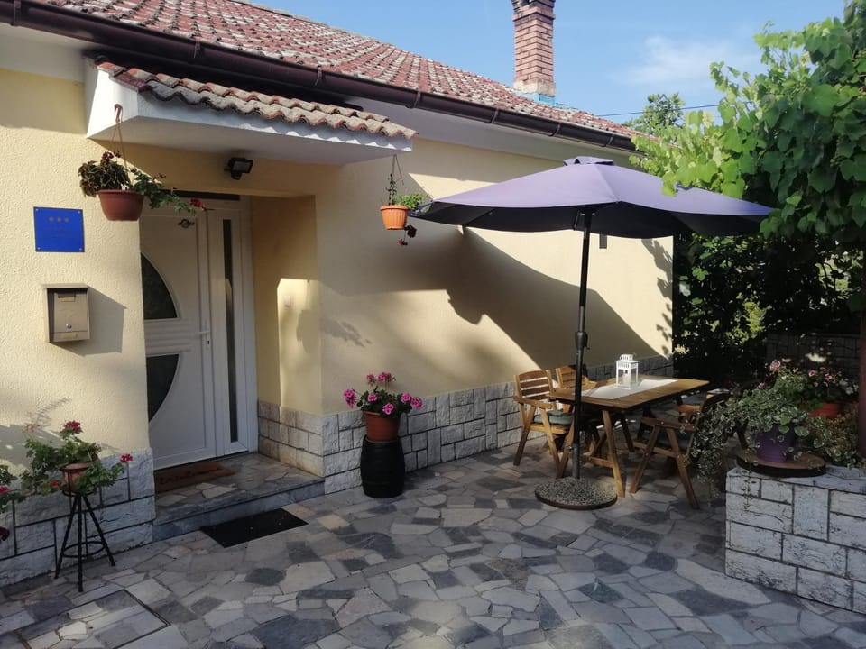 Patio, Facade/entrance