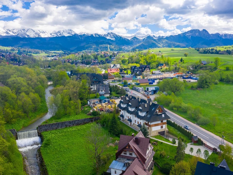 Property building, Nearby landmark, Day, Neighbourhood, Natural landscape, Bird's eye view, City view, Mountain view, River view