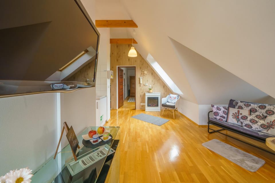 Communal lounge/ TV room, TV and multimedia, Living room, Seating area