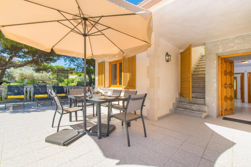Facade/entrance, Off site, Dining area
