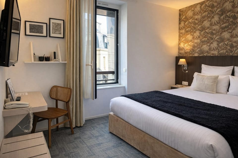 Bed, Photo of the whole room, Seating area, Bedroom