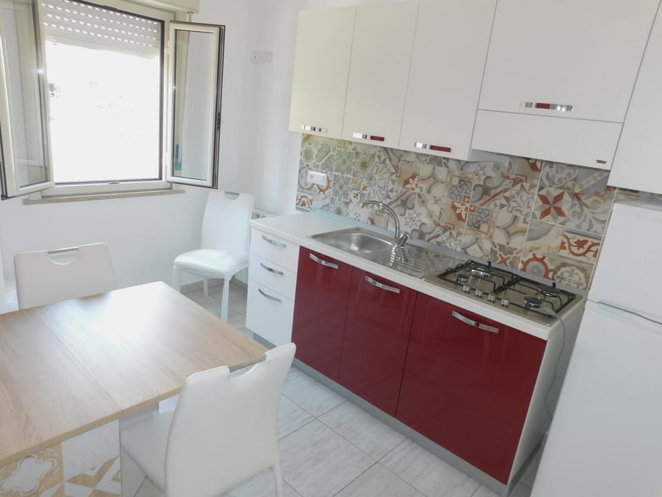 Kitchen or kitchenette, Dining area, stove