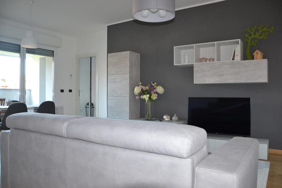 Bed, TV and multimedia, Living room, Entertainment