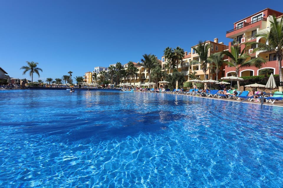 Property building, Nearby landmark, Day, Natural landscape, Beach, City view, Pool view, Sea view, Swimming pool, sunbed