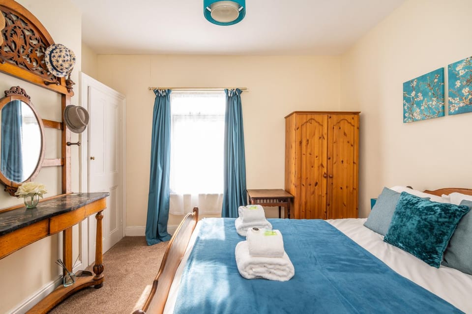 Bed, Photo of the whole room, Bedroom, wardrobe